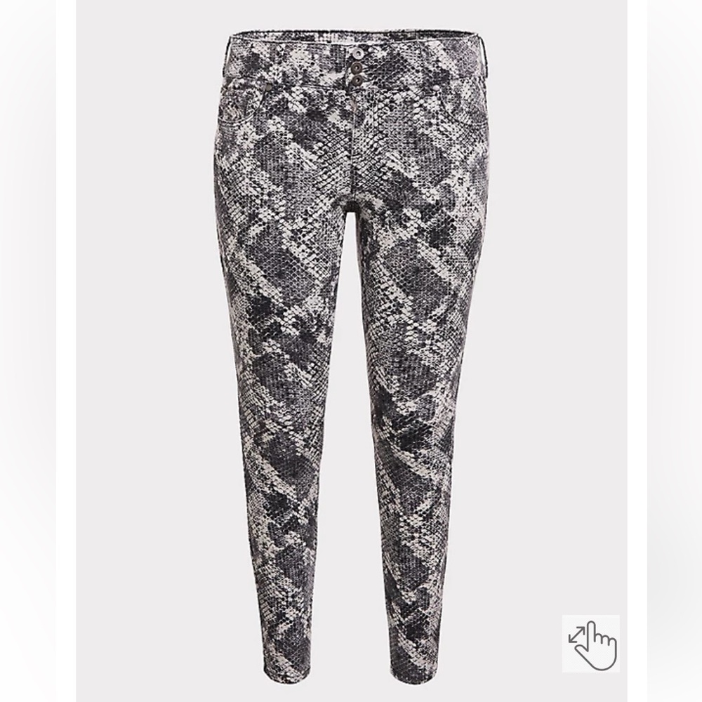 Jegging - Super Stretch Grey Snakeskin print. Size 28R Torrid